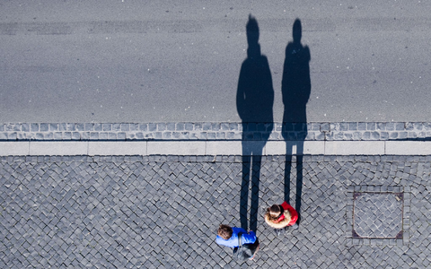 Die Beziehungszufriedenheit sinkt zunächst graduell. (Archivbild) - Foto: Julian Stratenschulte/dpa