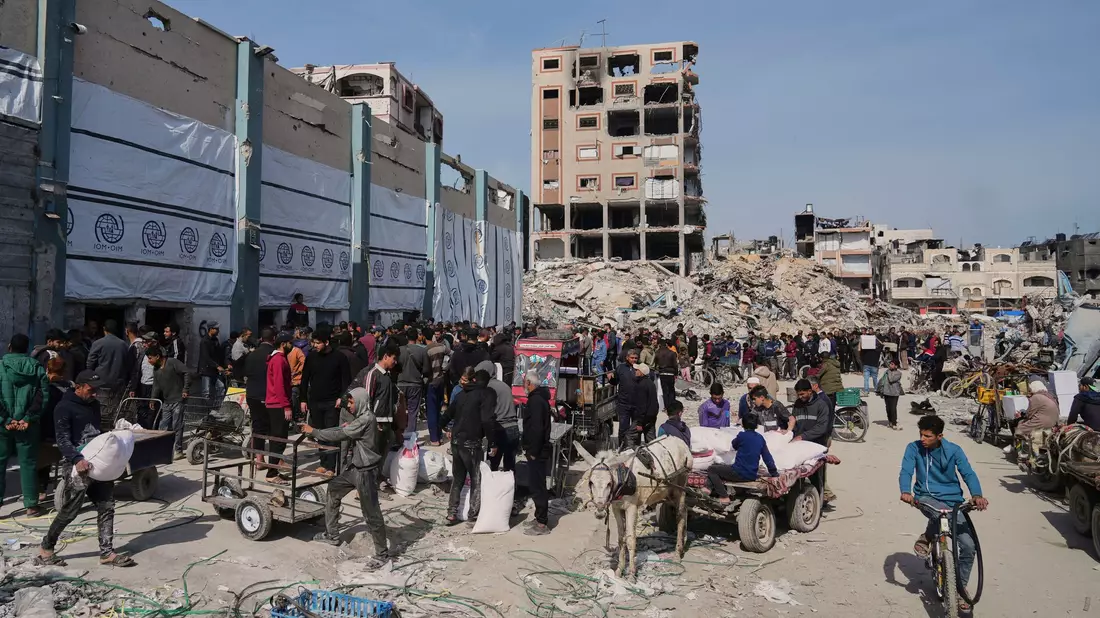 Verteilung von humanitären Hilfsgütern in Dschabalija.  - Bild: Jehad Alshrafi/AP/dpa