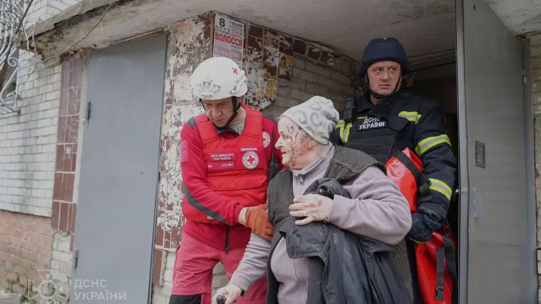 Bei dem Raketenangriff wurden mehr als 30 Menschen getötet und Dutzende verletzt. - Bild: Uncredited/Ukrainian Emergency Service/AP/dpa