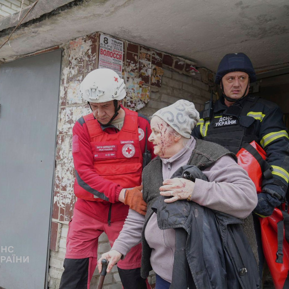 Bei dem Raketenangriff wurden mehr als 30 Menschen getötet und Dutzende verletzt. - Foto: Uncredited/Ukrainian Emergency Service/AP/dpa