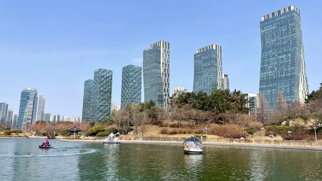 Songdo besteht zu großen Teilen aus gläsernen Hochhäusern und Grünflächen. (Archivbild) - Bild: Fabian Kretschmer/dpa