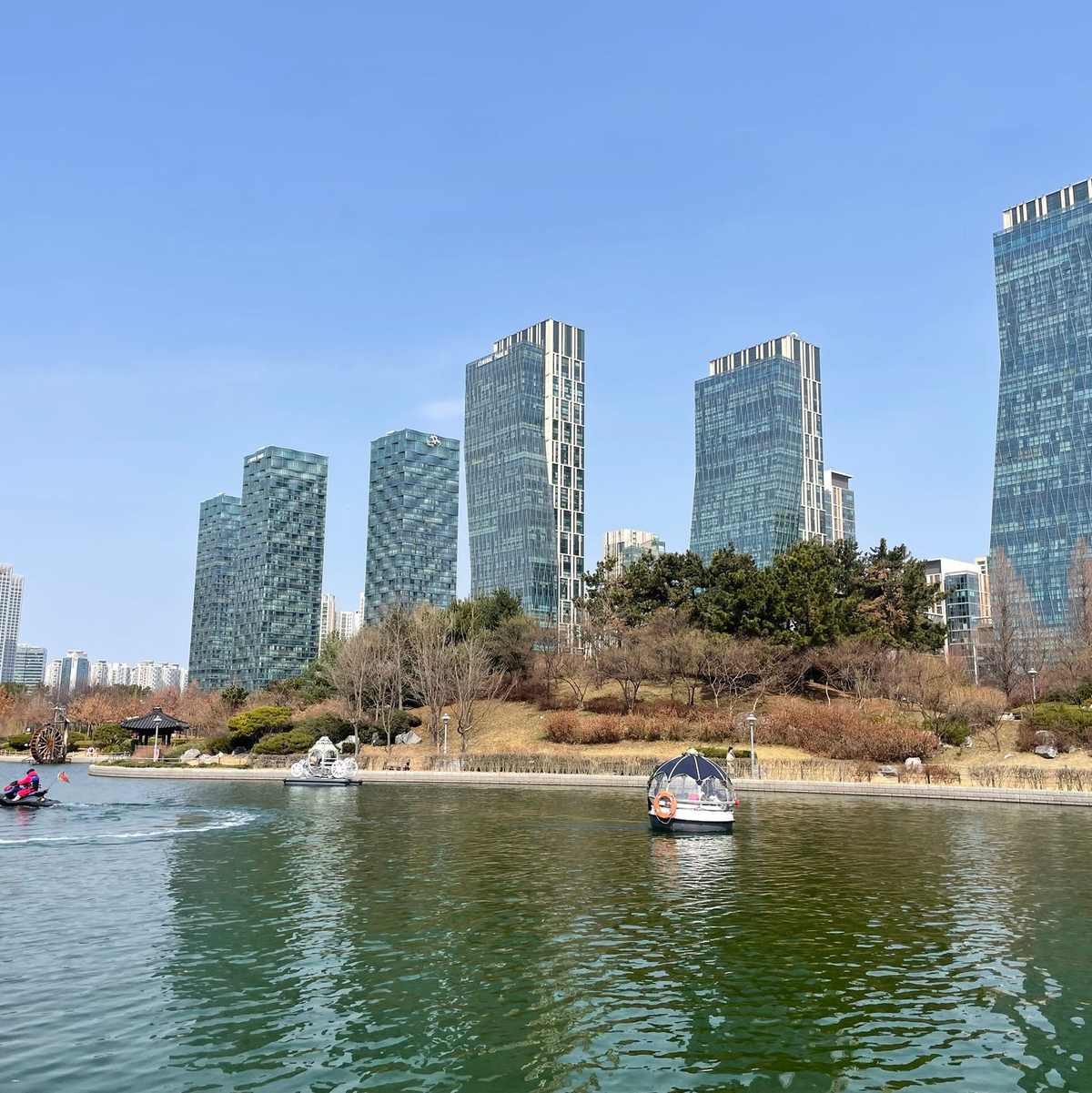 Songdo besteht zu großen Teilen aus gläsernen Hochhäusern und Grünflächen. (Archivbild) - Foto: Fabian Kretschmer/dpa