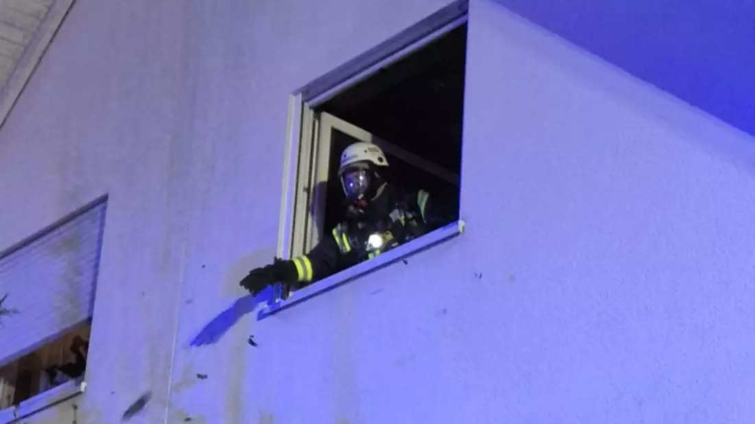 FW Ense: Zimmerbrand in Ense-Bremen / Feuerwehr mit 2 Löschzügen im Einsatz - Bild: presseportal.de