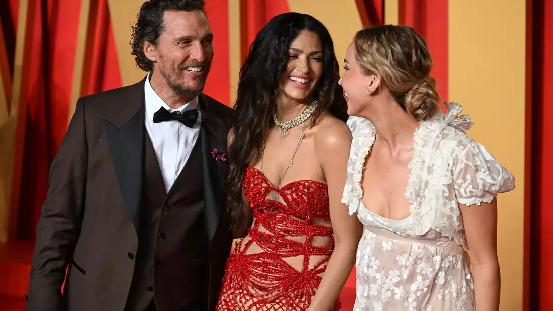  Camila Alves McConaughey und Matthew McConaughey - hier mit Jennifer Lawrence - haben drei gemeinsame Kinder. (Archivbild) - Bild: Doug Peters/PA Wire/dpa