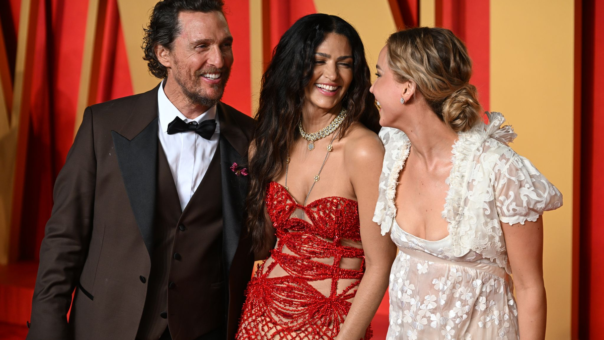  Camila Alves McConaughey und Matthew McConaughey - hier mit Jennifer Lawrence - haben drei gemeinsame Kinder. (Archivbild) - Foto: Doug Peters/PA Wire/dpa