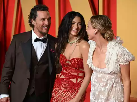  Camila Alves McConaughey und Matthew McConaughey - hier mit Jennifer Lawrence - haben drei gemeinsame Kinder. (Archivbild) - Foto: Doug Peters/PA Wire/dpa