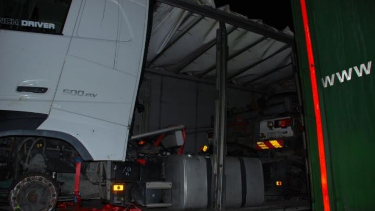 POL-OS: Osnabrück/Bramsche: Polizei zieht rollende Zeitbombe aus dem Verkehr - Schwertransport mit gravierenden Mängeln gestoppt (FOTO) - Foto: presseportal.de