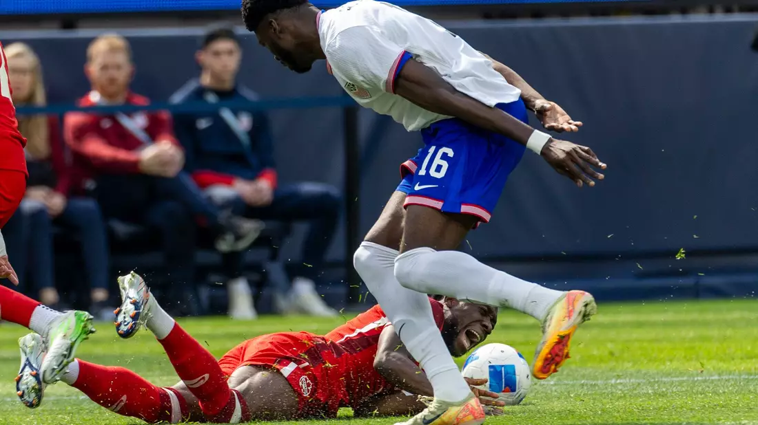 Alphonso Davies (unten) verletzte sich im Länderspiel gegen die USA. - Bild: Ringo Chiu/ZUMA Press Wire/dpa
