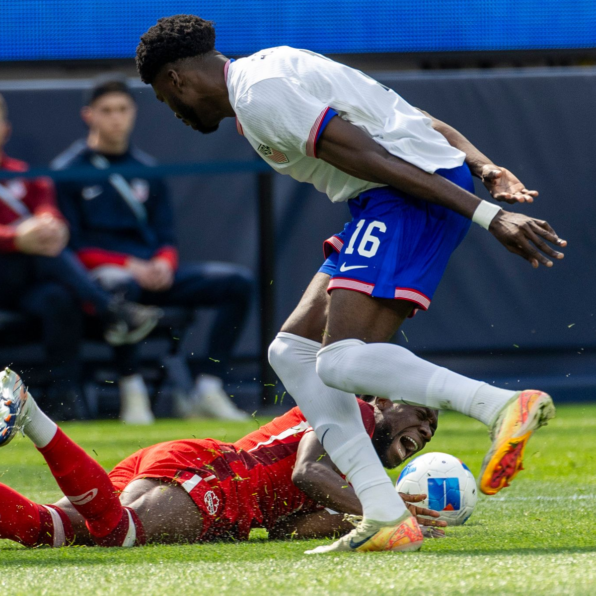 Alphonso Davies (unten) verletzte sich im Länderspiel gegen die USA. - Foto: Ringo Chiu/ZUMA Press Wire/dpa