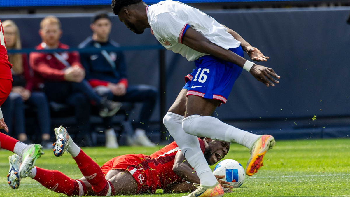 Alphonso Davies (unten) verletzte sich im Länderspiel gegen die USA. - Foto: Ringo Chiu/ZUMA Press Wire/dpa