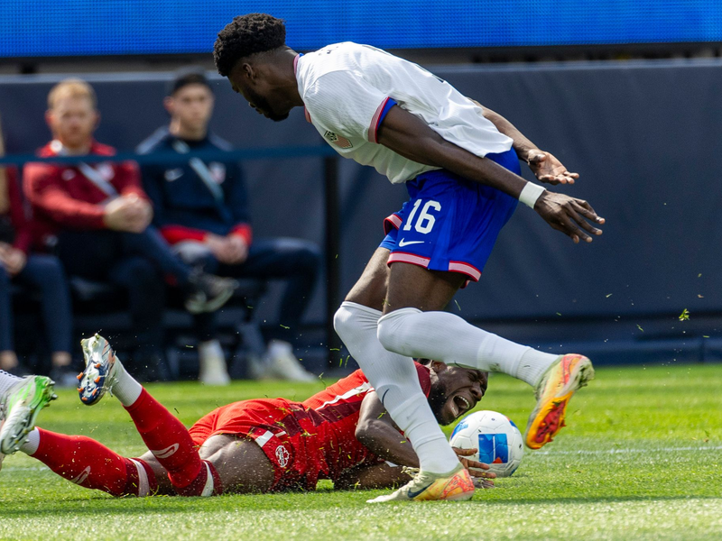 Alphonso Davies (unten) verletzte sich im Länderspiel gegen die USA. - Foto: Ringo Chiu/ZUMA Press Wire/dpa