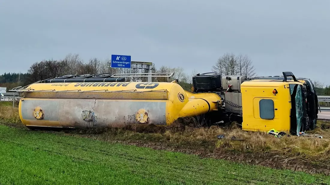 POL-HK: Bispingen/A 7: Unfall mit Sattelzug führt zu stundenlanger Vollsperrung der A 7 - Bild: presseportal.de
