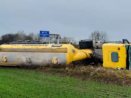 POL-HK: Bispingen/A 7: Unfall mit Sattelzug führt zu stundenlanger Vollsperrung der A 7 - Foto: presseportal.de