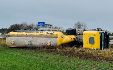 POL-HK: Bispingen/A 7: Unfall mit Sattelzug führt zu stundenlanger Vollsperrung der A 7 - Foto: presseportal.de