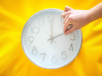 Für viele bedeutet die Zeitumstellung: Der Sommer naht (Symbolbild) - Foto: Sina Schuldt/dpa