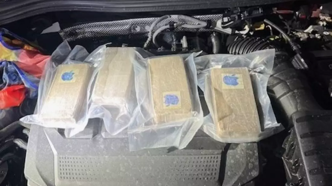 ZOLL-HH: Kiloweise Drogen auf der Vorderachse Heroin und Kokain im Wert von 150.000 Euro wurden unter Einsatz eines Zollhundes im Motorraum eines Fahrzeuges entdeckt. - Bild: presseportal.de