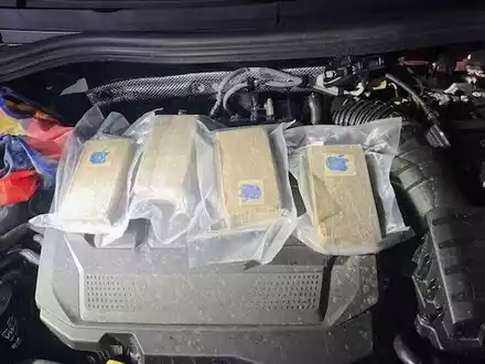 ZOLL-HH: Kiloweise Drogen auf der Vorderachse Heroin und Kokain im Wert von 150.000 Euro wurden unter Einsatz eines Zollhundes im Motorraum eines Fahrzeuges entdeckt. - Foto: presseportal.de