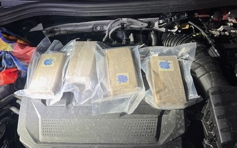 ZOLL-HH: Kiloweise Drogen auf der Vorderachse Heroin und Kokain im Wert von 150.000 Euro wurden unter Einsatz eines Zollhundes im Motorraum eines Fahrzeuges entdeckt. - Foto: presseportal.de