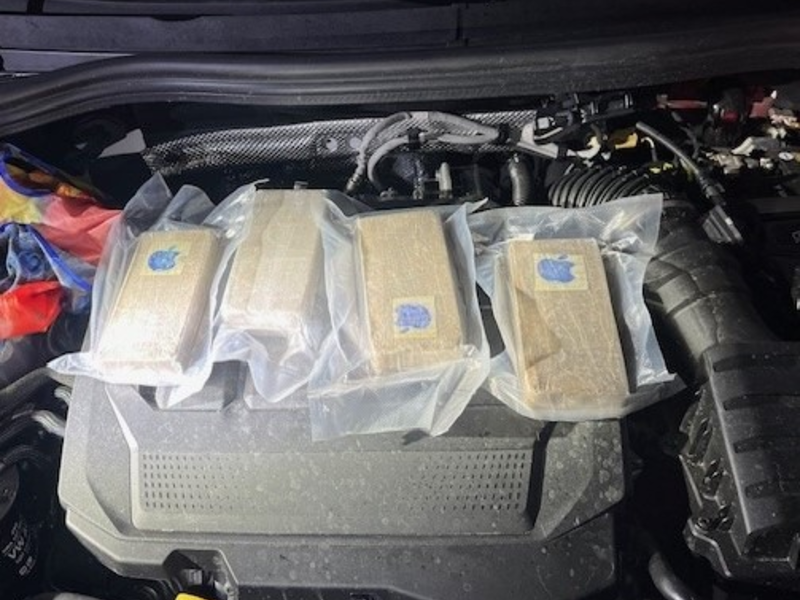 ZOLL-HH: Kiloweise Drogen auf der Vorderachse Heroin und Kokain im Wert von 150.000 Euro wurden unter Einsatz eines Zollhundes im Motorraum eines Fahrzeuges entdeckt. - Foto: presseportal.de