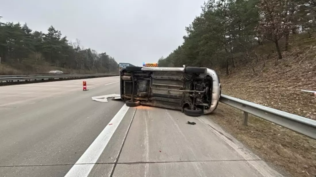 POL-HK: Soltau/A 7: Auto überschlägt sich (FOTO); Schneverdingen: Einbruch in Sanitärfirma; Munster: Eingangstür beschädigt - Bild: presseportal.de