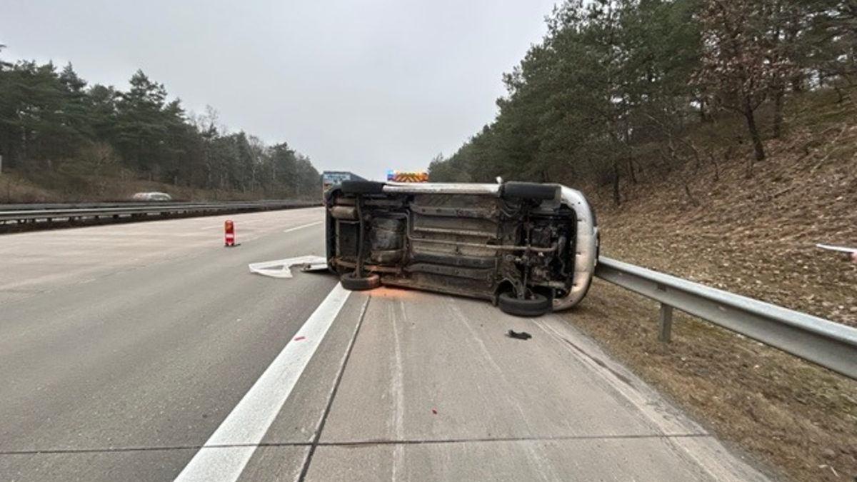 POL-HK: Soltau/A 7: Auto überschlägt sich (FOTO); Schneverdingen: Einbruch in Sanitärfirma; Munster: Eingangstür beschädigt - Foto: presseportal.de