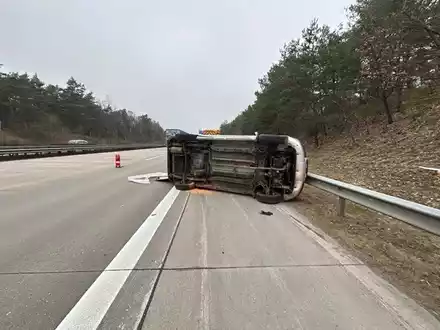 POL-HK: Soltau/A 7: Auto überschlägt sich (FOTO); Schneverdingen: Einbruch in Sanitärfirma; Munster: Eingangstür beschädigt - Foto: presseportal.de