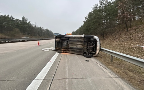 POL-HK: Soltau/A 7: Auto überschlägt sich (FOTO); Schneverdingen: Einbruch in Sanitärfirma; Munster: Eingangstür beschädigt - Foto: presseportal.de POL-HK: Soltau/A 7: Auto überschlägt sich (FOTO); Schneverdingen: Einbruch in Sanitärfirma; Munster: Eingangstür beschädigt - Foto: presseportal.de