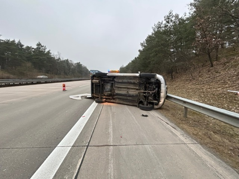 POL-HK: Soltau/A 7: Auto überschlägt sich (FOTO); Schneverdingen: Einbruch in Sanitärfirma; Munster: Eingangstür beschädigt - Foto: presseportal.de