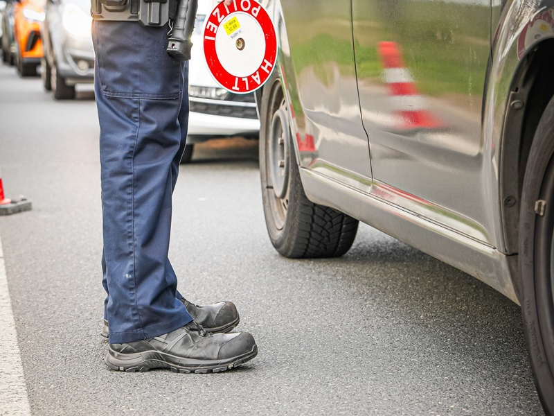 POL-DA: Griesheim: Sicher durch die dunkle Jahreszeit / Einsatzkräfte kontrollieren über 100 Personen - Foto: presseportal.de
