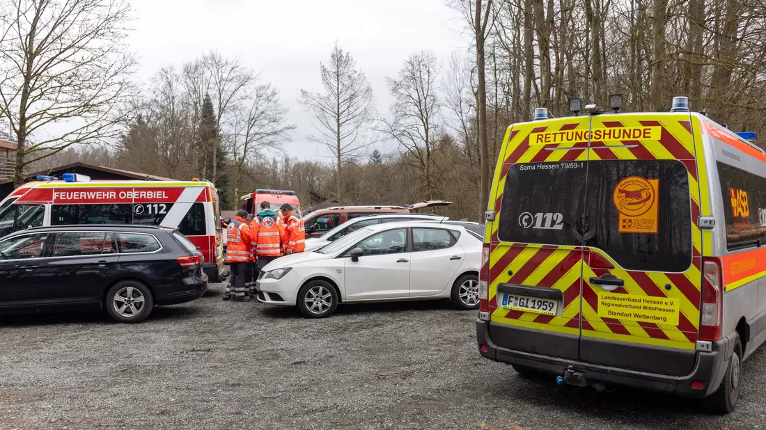 Seit Dienstag suchen zahlreiche Helfer nach einem vermissten sechsjährigen Jungen in Weilburg.  - Bild: Christian Lademann/dpa