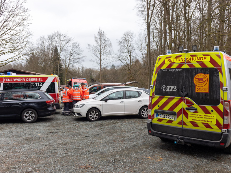 Seit Dienstag suchen zahlreiche Helfer nach einem vermissten sechsjährigen Jungen in Weilburg.  - Foto: Christian Lademann/dpa