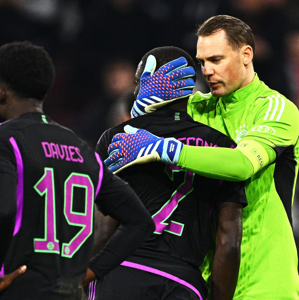 Nach Manuel Neuer (r) fallen auch Alphonso Davies (l) und Dayot Upamecano aus. - Foto: Tom Weller/dpa