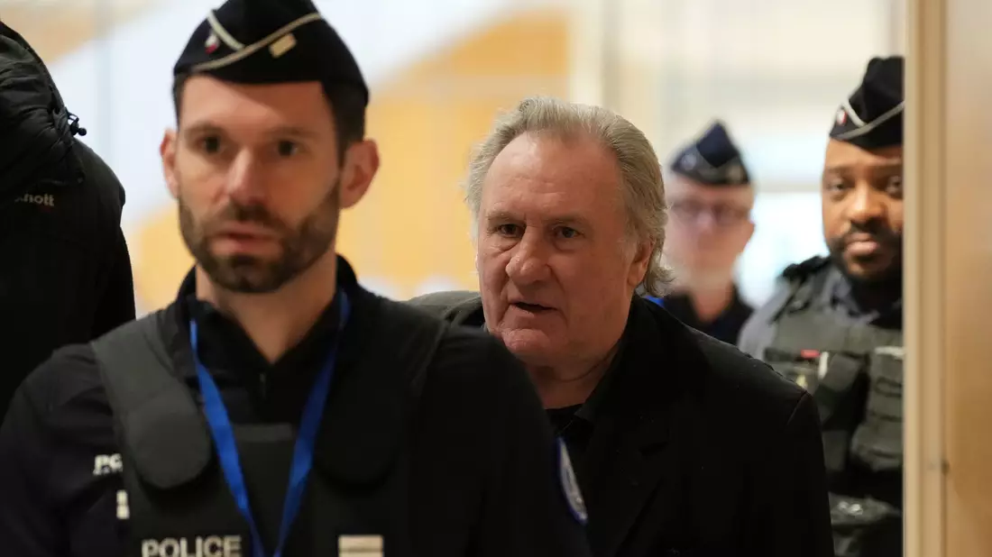 Depardieu soll laut medizinischem Gutachten nur sechs Stunden am Tag in der Anhörung sitzen. Das eigentlich für Oktober 2024 geplante Verfahren war wegen seines Gesundheitszustands verschoben worden. - Bild: Aurelien Morissard/AP/dpa