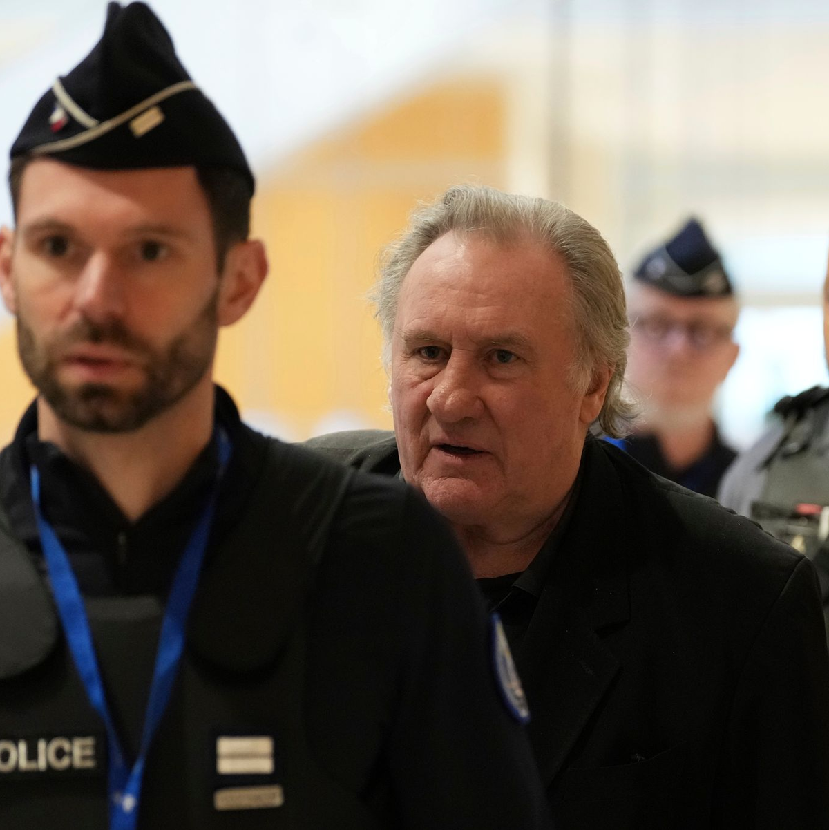 Depardieu soll laut medizinischem Gutachten nur sechs Stunden am Tag in der Anhörung sitzen. Das eigentlich für Oktober 2024 geplante Verfahren war wegen seines Gesundheitszustands verschoben worden. - Foto: Aurelien Morissard/AP/dpa