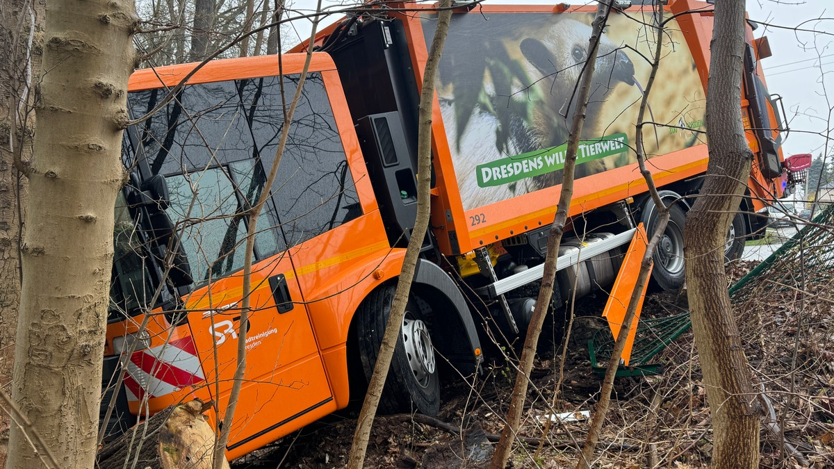 FW Dresden: Müllfahrzeug rollt unkontrolliert eine Böschung hinab - keine Verletzten - Foto: presseportal.de