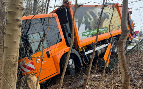 FW Dresden: Müllfahrzeug rollt unkontrolliert eine Böschung hinab - keine Verletzten - Foto: presseportal.de