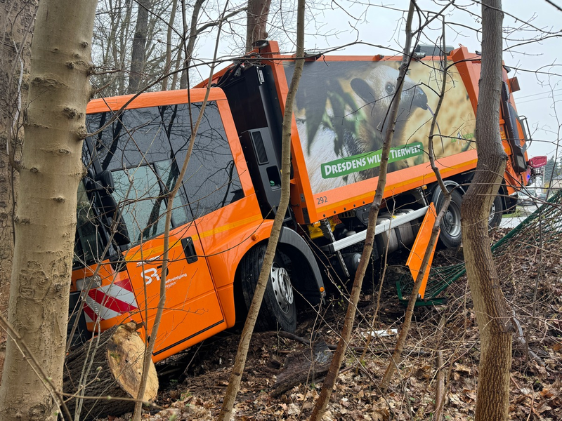 FW Dresden: Müllfahrzeug rollt unkontrolliert eine Böschung hinab - keine Verletzten - Foto: presseportal.de