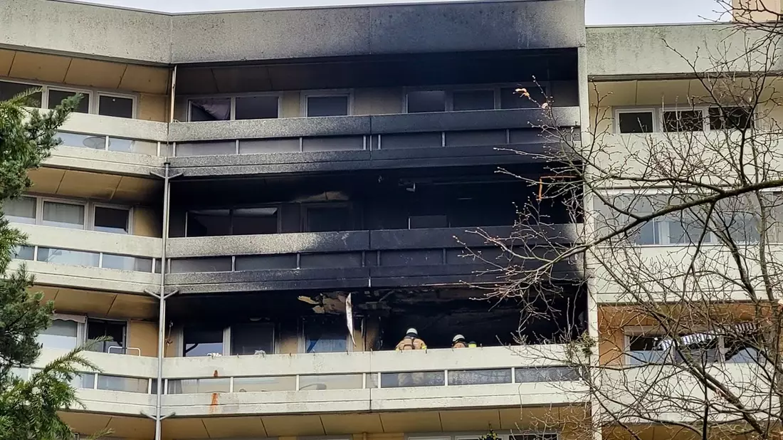 FW-GL: Feuerwehr rettet zwei Kinder bei Hochhausbrand im Stadtteil Gronau - Eine Person schwer und fünf leicht verletzt. 55 betroffene Personen betreut - Bild: presseportal.de