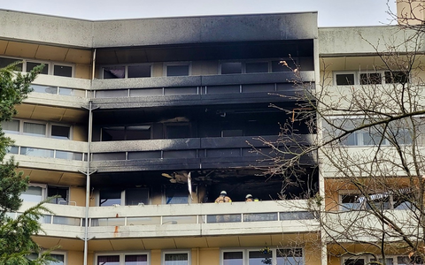 FW-GL: Feuerwehr rettet zwei Kinder bei Hochhausbrand im Stadtteil Gronau - Eine Person schwer und fünf leicht verletzt. 55 betroffene Personen betreut - Foto: presseportal.de