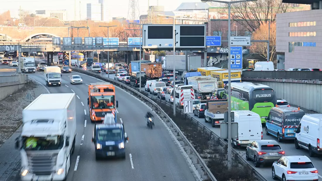 Mit Blick auf die Verkehrswende hat der Berufsverkehr noch erhebliches Potenzial.  - Bild: Sebastian Gollnow/dpa