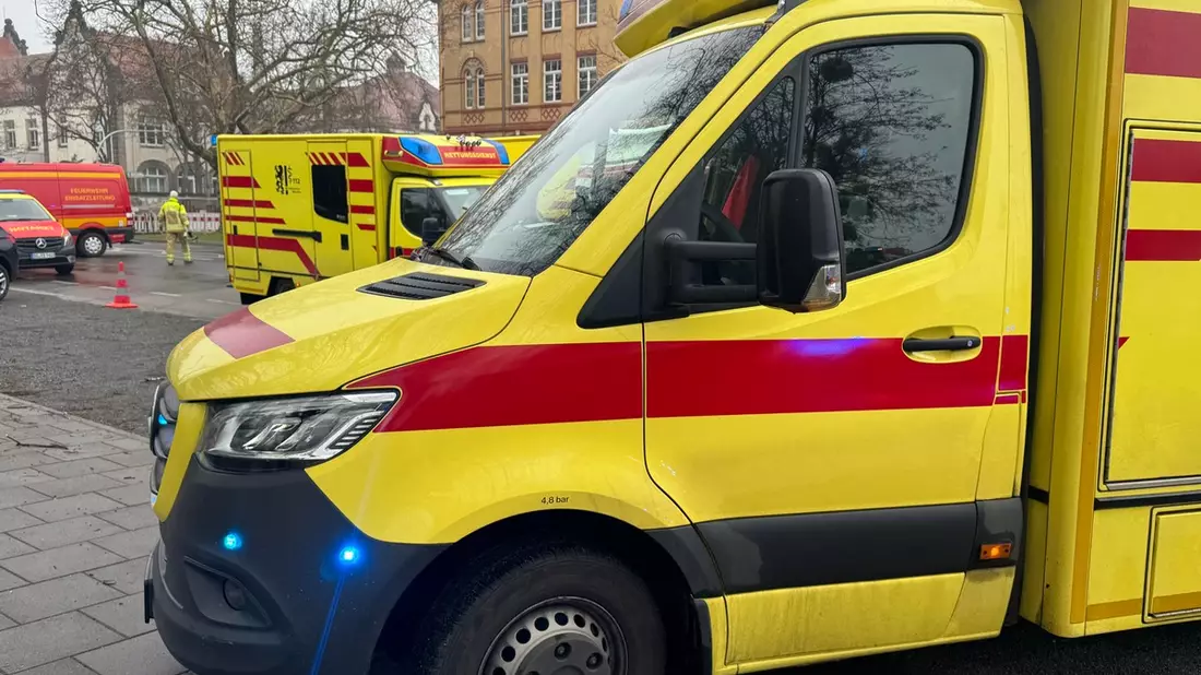FW Dresden: Schwerer Verkehrsunfall auf der Fetscherstraße - Zwei Schwerverletzte - Bild: presseportal.de