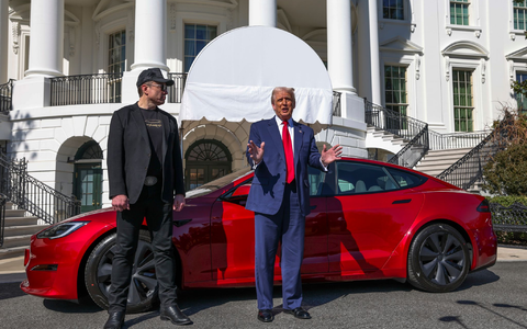 Ich liebe Tesla!, rief Trump im März vor dem Weißen Haus in die TV-Kameras. (Archivbild) - Foto: -/Pool/AP/dpa
