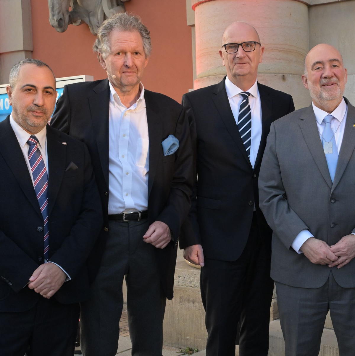 Zum Festakt der Ausstellung kam auch der Botschafter des Staates Israel in Deutschland, Ron Prosor (rechts). - Foto: Michael Bahlo/dpa