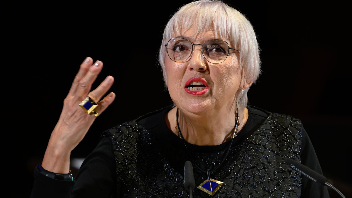 Der belarussische Autor Alherd Bacharewitsch wird zur Buchmesse-Eröffnung geehrt. - Foto: Hendrik Schmidt/dpa