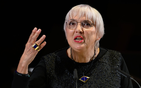 Der belarussische Autor Alherd Bacharewitsch wird zur Buchmesse-Eröffnung geehrt. - Foto: Hendrik Schmidt/dpa