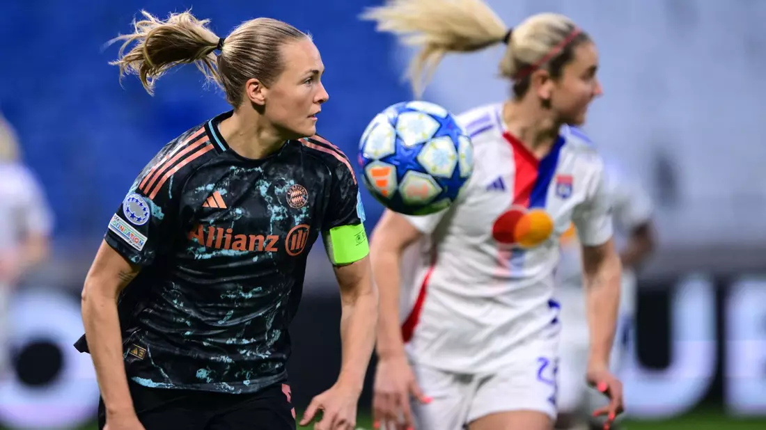 Lindsey Heaps (r.) von Olympique Lyon gegen Magdalena Eriksson von den Bayern. - Bild: Olivier Chassignole/AFP/dpa