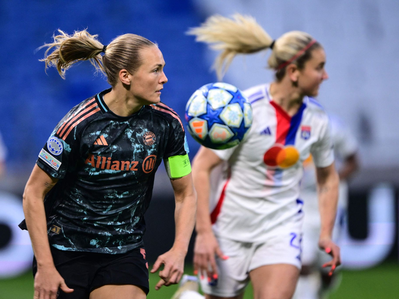 Lindsey Heaps (r.) von Olympique Lyon gegen Magdalena Eriksson von den Bayern. - Foto: Olivier Chassignole/AFP/dpa