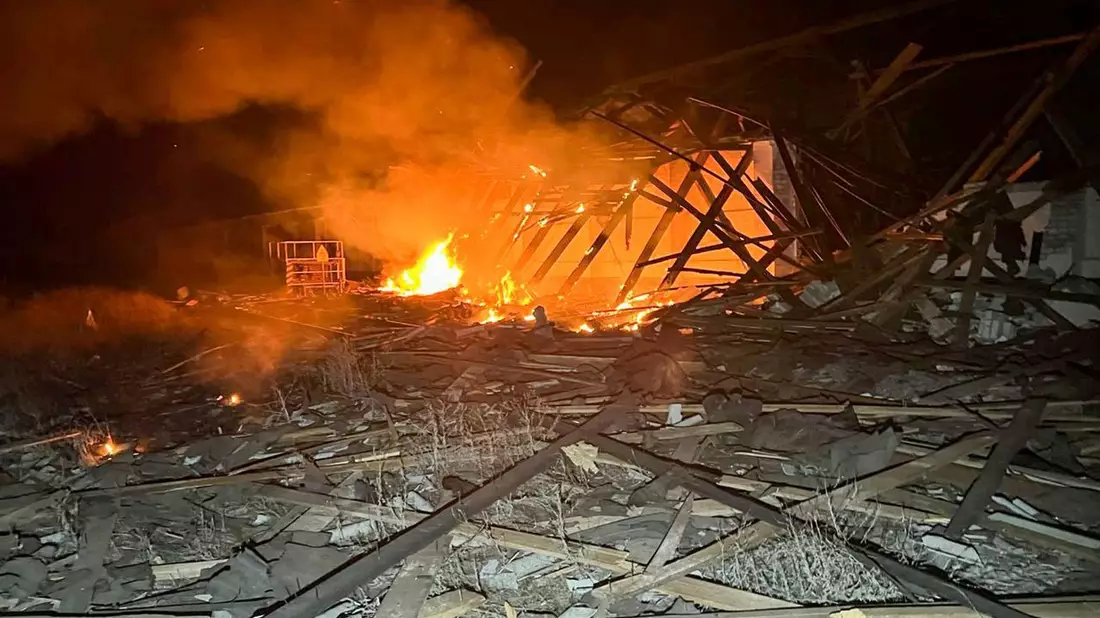 In der Großstadt Charkiw wurden nach Angaben örtlicher Behörden mehr als 50 Menschen bei russischen Angriffen verletzt.  - Bild: Uncredited/Ukrainian Emergency Service/AP/dpa