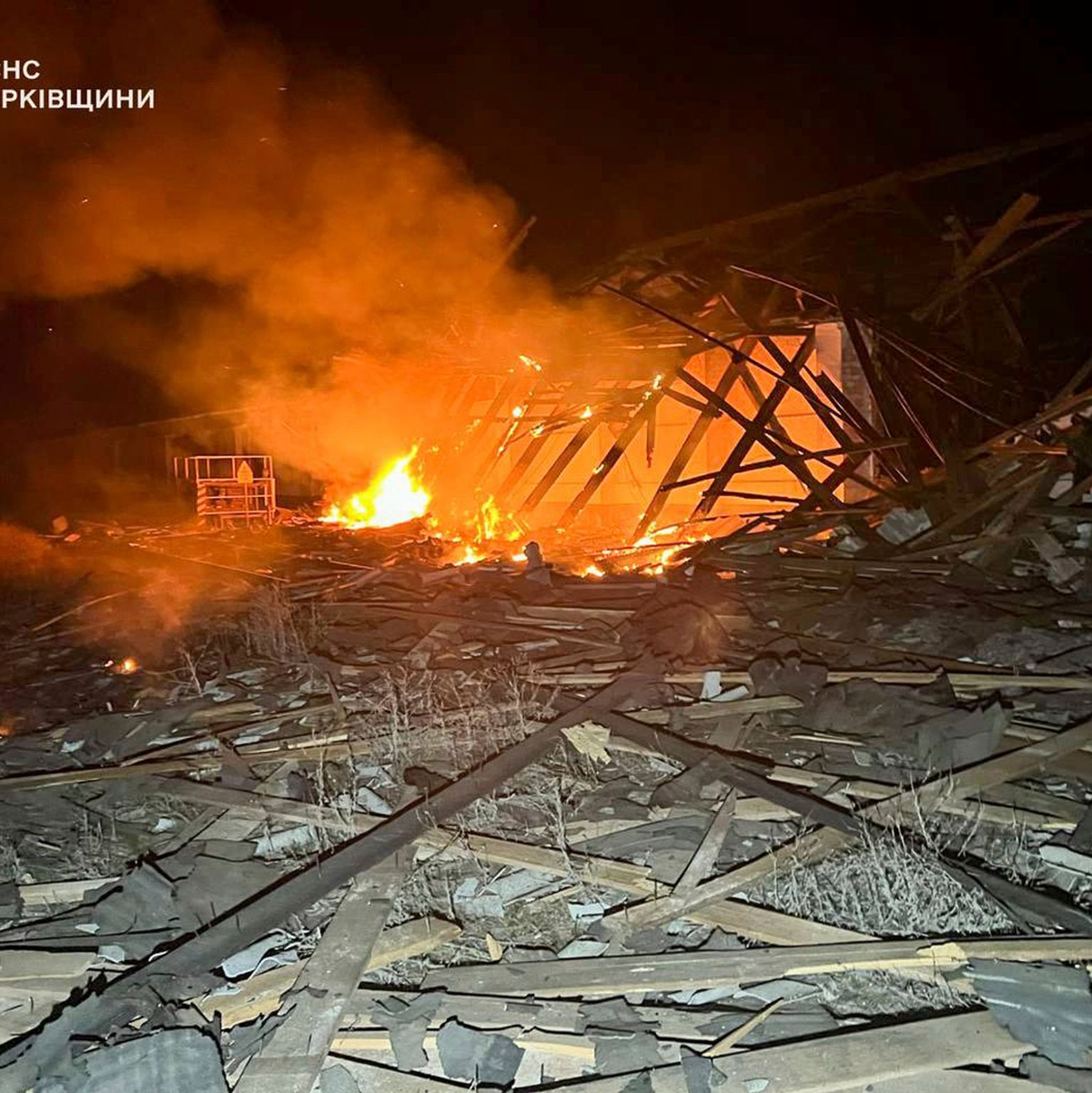 In der Großstadt Charkiw wurden nach Angaben örtlicher Behörden mehr als 50 Menschen bei russischen Angriffen verletzt.  - Foto: Uncredited/Ukrainian Emergency Service/AP/dpa