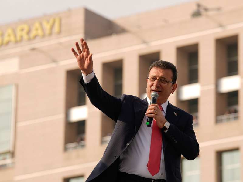 Seit der Verhaftung des CHP-Politikers Imamoglu gibt es immer wieder Razzien gegen Anhänger der größten Oppositionspartei in der Türkei. (Archivbild) - Foto: Emrah Gurel/AP/dpa